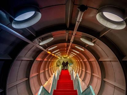 El interior del Atomium, una de las atracciones más conocidas de Bruselas y testigo de la Exposición Universal de 1958.
