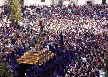 En Cuenca, el casco antiguo medieval sirve de decorado de película para las diferentes procesiones que adquieren gran belleza al anochecer.