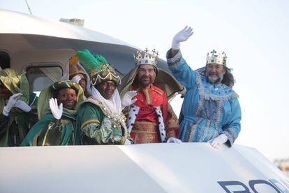Los Reyes Magos han llevado al puerto de Valencia en catamarán para desfilar una hora más tarde en la Cabalgata.