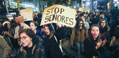 Manifestación en Barcelona en apoyo a la mujer presuntamente violada durante los Sanfermines de 2016.