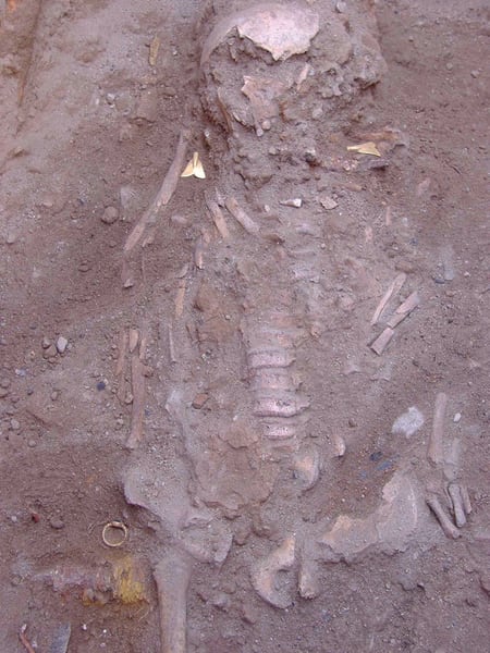 Esqueleto con joyas de una de las jóvenes suevas halladas en Mérida.