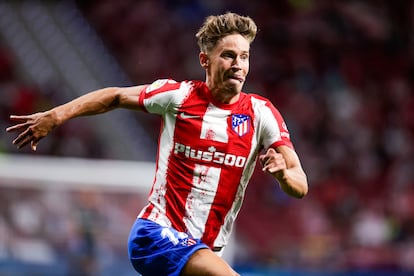 El atlético Marcos Llorente persigue un balón durante un partido de esta temporada.