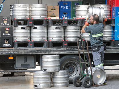 Un trabajador carga barriles de cerveza, este jueves en Valencia.