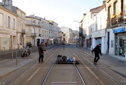 Dos reponsables del proyecto atraviesan la calle Cours de l' Argonne, por la que pasa la línea B del tranvía en Burdeos.