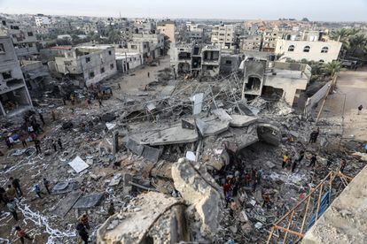 Búsqueda de supervivientes entre los escombros de un edificio demolido por los ataques israelíes en Rafah, este sábado. 
