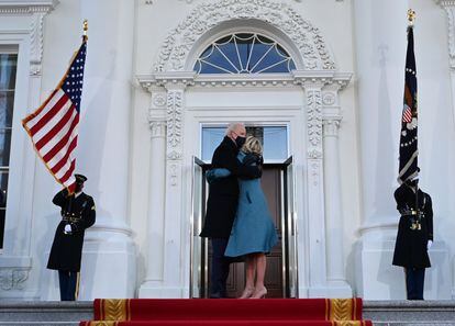 El presidente de los Estados Unidos, Joe Biden, abraza a la Primera Dama Jill Biden cuando llegan a la Casa Blanca.