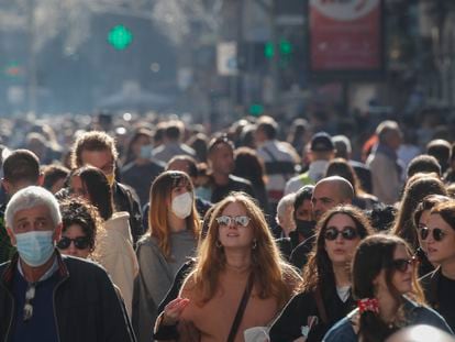 Ciudadanos italianos en una de las calles principales de Nápoles.