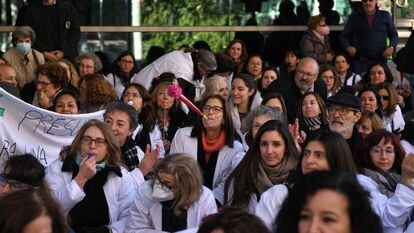 Varios manifestantes exigen la mejora de la atención primaria en la sanidad pública, este jueves, frente a la Asamblea de Madrid.