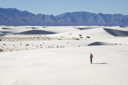 A los pies de las montañas de San Andrés, en Nuevo México, se extiende el desierto de White Sands, el mayor campo de dunas de yeso del mundo. Con una superficie de más de 700 kilómetros cuadrados, recientemente ha sido declarado nuevo parque nacional de Estados Unidos (el número 62). Recibe su nombre de su característica arena, que se llega a confundir con la nieve debido a su extrema blancura. Un lugar protegido desde 1993 en el que los visitantes (unos 500.000 al año) pueden practicar senderismo, conducir entre dunas o surfear en la arena. Ocasionalmente, la carretera de acceso al parque, Dunes Drive, se cierra por las maniobras de lanzamiento de cohetes en el vecino campo de misiles de Arenas Blancas (White Sands Missile Range), la instalación militar más grande del país, donde el 16 de julio de 1945 se realizó la primera prueba nuclear, la de la bomba Trinity, solo un mes antes de las explosiones atómicas de Hiroshima y Nagasaki. Entrar en el parque White Sands <a href="https://www.nps.gov/whsa/index.htm" rel="nofollow" target="_blank">(nps.gov/whsa)</a>, cuesta 25 dólares (unos 22 euros) por vehículo.