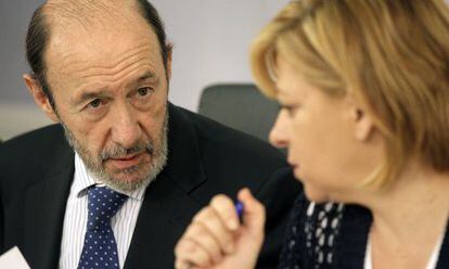 El secretario general del PSOE, Alfredo P&eacute;rez Rubalcaba, conversa con la vicesecretaria general del PSOE, Elena Valenciano.