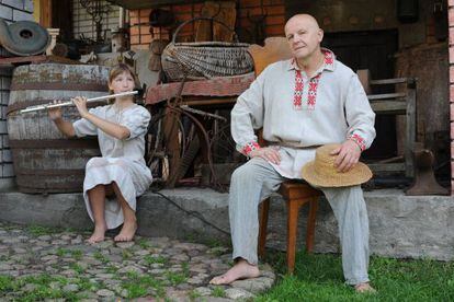 F&eacute;lix Yanushk&eacute;vich, en su museo de Rakau, junto con su hija Vika.