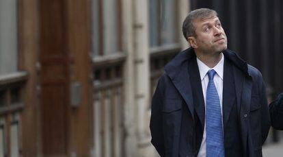 Roman Abramovich por una calle de Londres.