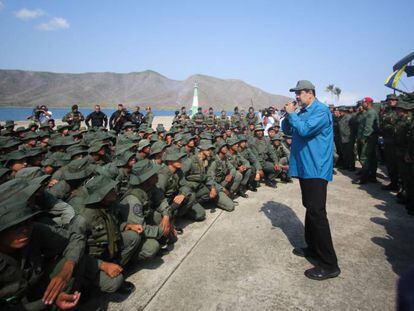 Nicolás Maduro se dirige a un grupo de soldados, este domingo en el Estado de Aragua (Venezuela).