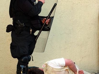 Imagen de archivo de un polic&iacute;a de Miami al momento de detener a un manifestante