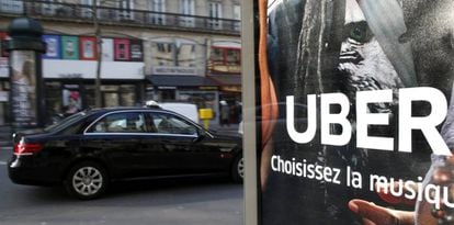 Anuncio de Uber en una estación de autobuses en París, Francia.
