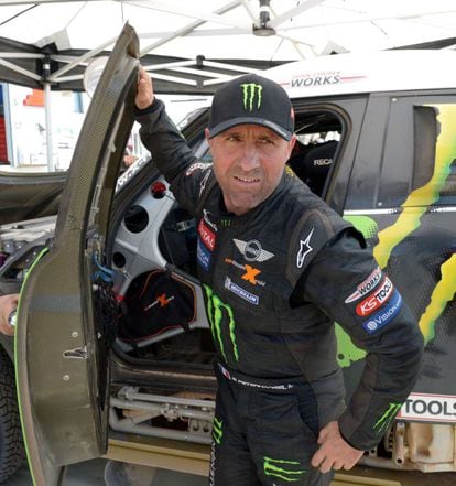 El piloto francés Stephane Perterhansel bajando de su coche tras finalizar la etapa.