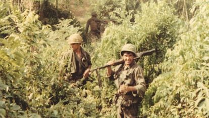 Oliver Stone, en 1968 en la guerra de Vietnam transportando una ametralladora M60.