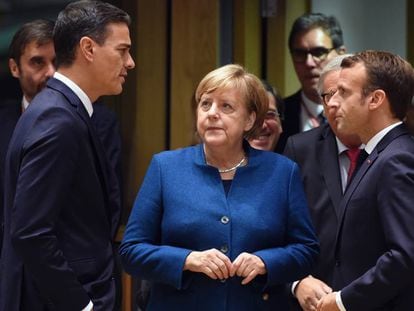 Pedro Sánchez, junto a Angela Merkel y Emmanuel Macron durante una cumbre europea en octubre pasado.