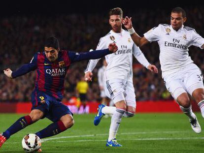 Luis Suárez supera Ramos i Pepe en el xut que va suposar el 2-1.