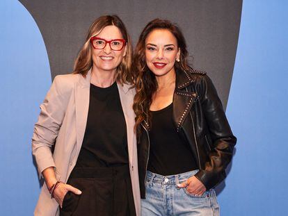 Noemí Galera (izquierda), directora de la Academia de 'Operación Triunfo 2023', y  Chenoa, presentadora del programa, en la presentación de este martes.