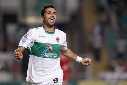 El delantero del Elche CF, Ángel Rodríguez, celebra su gol, el tercero de su equipo, frente al Real Valladolid.