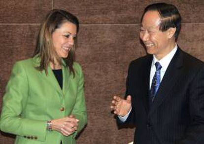 La presidenta del Partido Popular de Castilla-La Mancha y secretaria general de este partido, María Dolores Cospedal, conversa ayer con el vicepresidente de la Conferencia Consultiva Política del Pueblo Chino y ministro del Departamento Internacional del PCCh, Wang Jiarui.