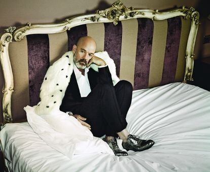 Michael Stipe fotografiado por Markus Jans, con estilismo de Nono Vázquez, en el hotel Alma Sclosshotel de Berlín para diciembre de 2013. Le dijeron que en esa habitación durmieron Beyoncé y Jay-Z. No le impresionó.