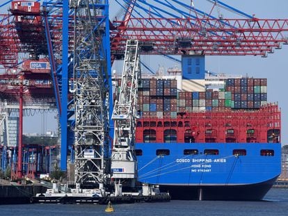 Un portacontenedores de Cosco, en el puerto de Hamburgo, en una imagen de archivo.