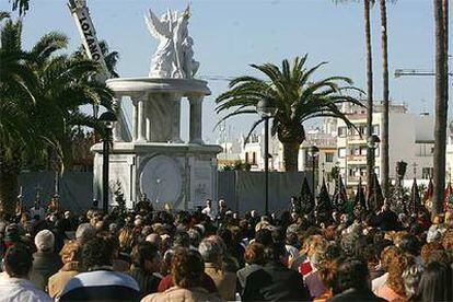 Un momento de la inauguración ayer en Ayamonte de la escultura de la Virgen de las Angustias.