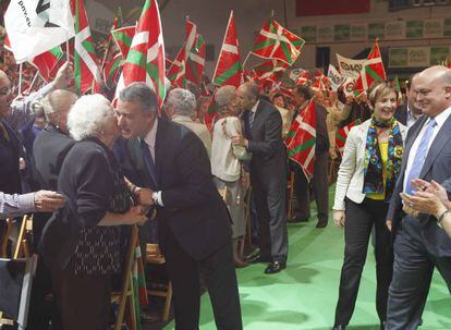 Urkullu y Erkoreka besan a simpatizantes del PNV.