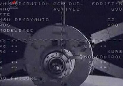 El carguero europeo <i>Johannes Kepler (ATV-2) tras desengancharse de uno de los puntos de atraque de la estación espacial.</i>