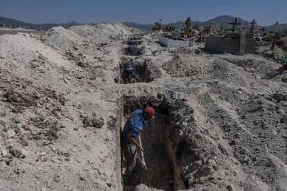 Trabajadores de un panteón municipal excavan más tumbas en un área nueva del cementerio para recibir a los muertos de la epidemia.