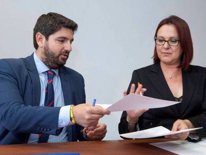 Fernando López Miras (PP) e Isabel Franco (C's), durante la firma del acuerdo el pasado junio. 