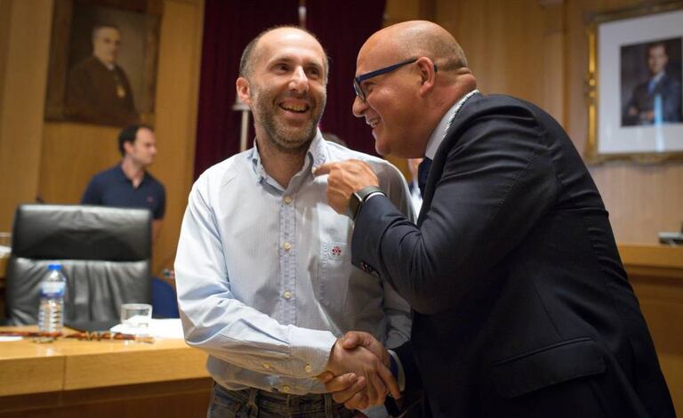Jácome, saluda a José Manuel Baltar tras ser proclamado, con su respaldo, presidente de la Diputación de Ourense