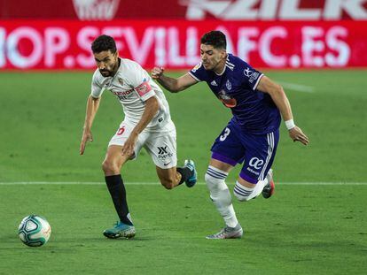 Navas intenta desbordar a Waldo este viernes en el partido entre el Sevilla y el Valladolid en el Sánchez Pizjuán.