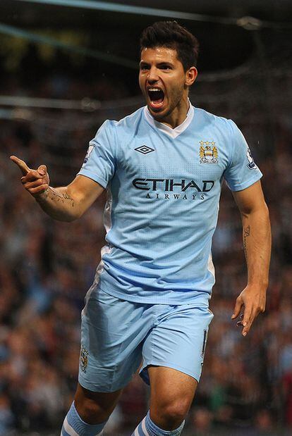 Agüero celebra uno de sus goles ante el Swansea.