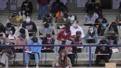 Estudiantes toman el examen de admisión para la UNAM en el Estado Olímpico Universitario, en agosto de 2020.