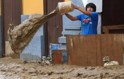 Un residente saca agua de una vivienda en Trujillo (Perú).