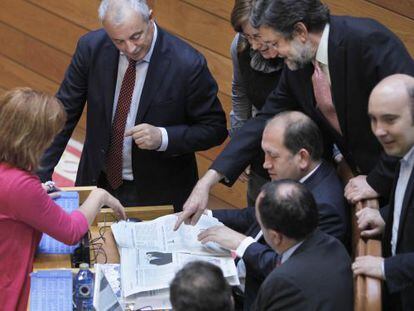 Diputados del grupo socialista, durante el pleno de ayer.