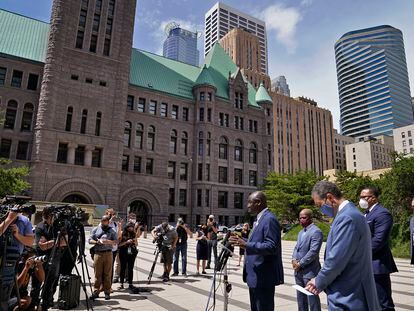 El abogado de la familia Floyd, Ben Crump, fuera del tribunal de Minneapolis.