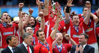 El capit&aacute;n de Gales, Sam Warburton, alza el trofeo del Seis Naciones. 