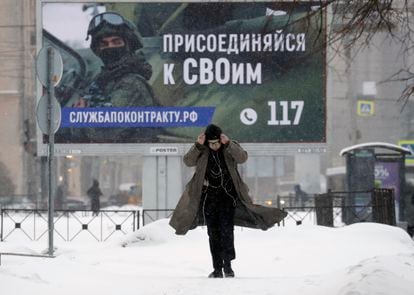 Cartel publicitario para unirse a las Fuerzas Armadas en una calle de San Petersburgo, el 11 de enero. 