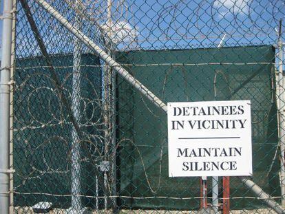 Entrada de uno de los centros de detención de Guantánamo.