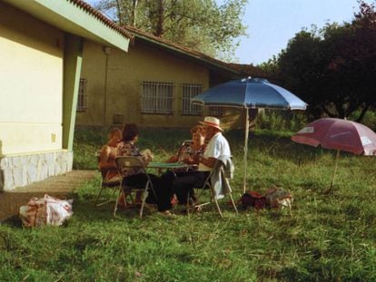 Un grupo de jubilados, delante del chalet que ocupaban en vacaciones. 