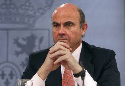 El ministro de Economía, Luis de Guindos, durante la rueda de prensa.