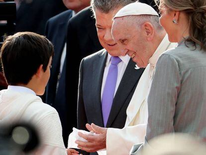 El papa Francisco, a su llegada a Colombia.