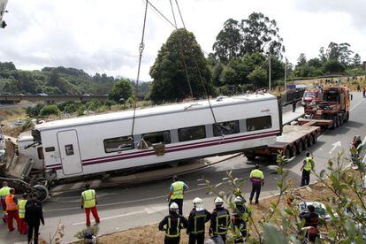Grúas instaladas en el lugar del accidente retiran los vagones siniestrados en el accidente, 25 de julio de 2013.