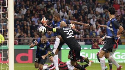 Samuel marca el gol de la victoria ante la mala salida de Abbiati.