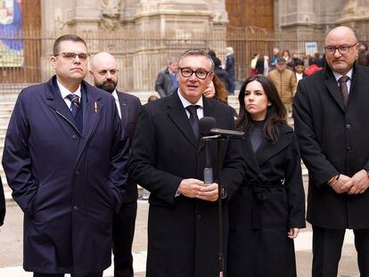 El portavoz parlamentario de Vox en Andalucía, Manuel Gavira, atiende a los medios al asistir a los actos conmemorativos de la Toma de Granada, el 2 de enero de 2023.