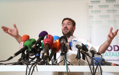 El exsecretario general de Podem, Albano-Dante Fachin, en rueda de prensa para criticar a Pablo Iglesias.